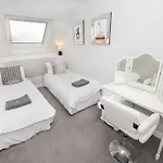 Sandmartin - Floor 3-bed Sea Views & Parking Lägenhet