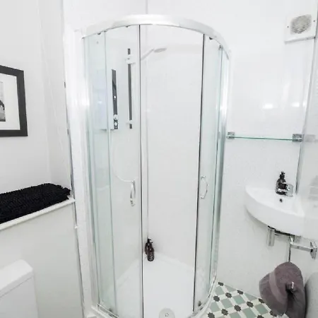 Sandmartin - Floor 3-bed Sea Views & Parking 스카버러