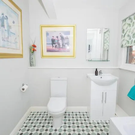 Sandmartin - Floor 3-bed Sea Views & Parking 아파트