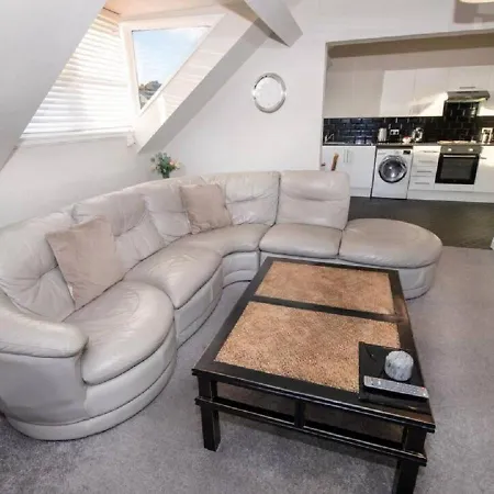 Sandmartin - Floor 3-bed Sea Views & Parking 스카버러