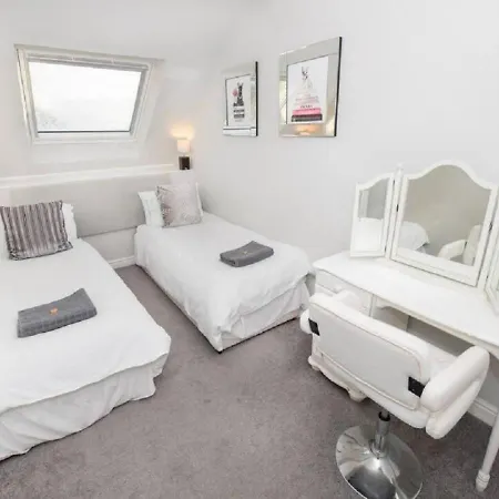 Sandmartin - Floor 3-bed Sea Views & Parking Apartmán