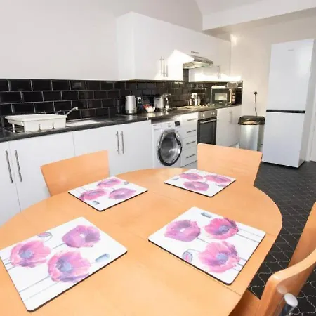 Sandmartin - Floor 3-bed Sea Views & Parking *