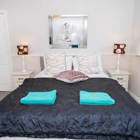 Sandmartin - Floor 3-bed Sea Views & Parking