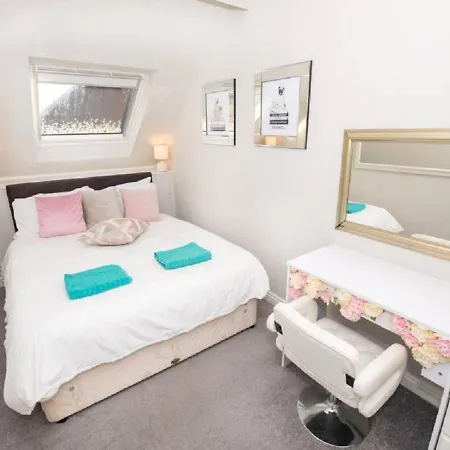 Sandmartin - Floor 3-bed Sea Views & Parking * 스카버러