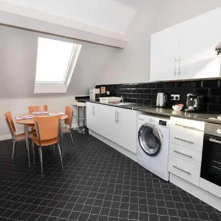 Sandmartin - Floor 3-bed Sea Views & Parking