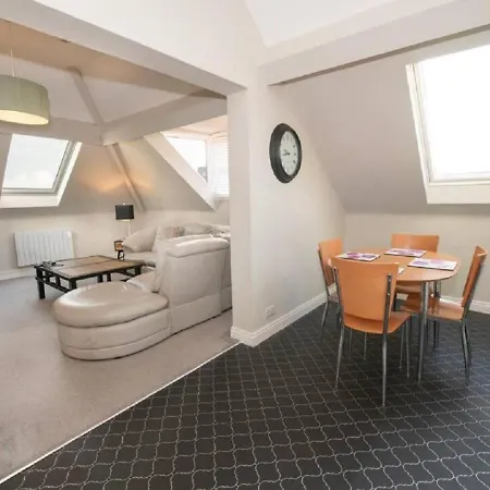 Sandmartin - Floor 3-bed Sea Views & Parking Apartment Scarborough
