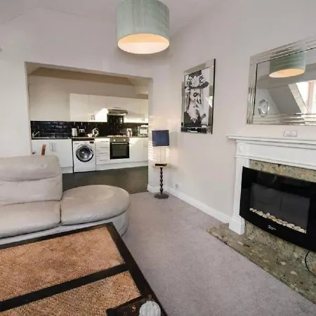 Sandmartin - Floor 3-bed Sea Views & Parking