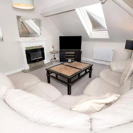 Sandmartin - Floor 3-bed Sea Views & Parking *